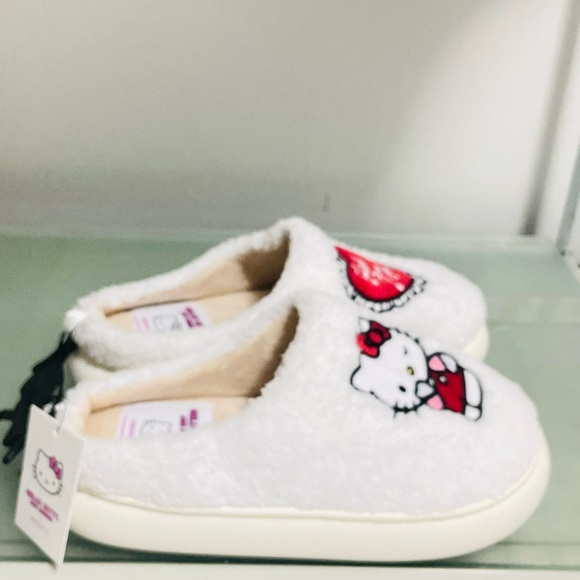(L) Hello Kitty Valentine’s Slippers - Picture 2 of 7
